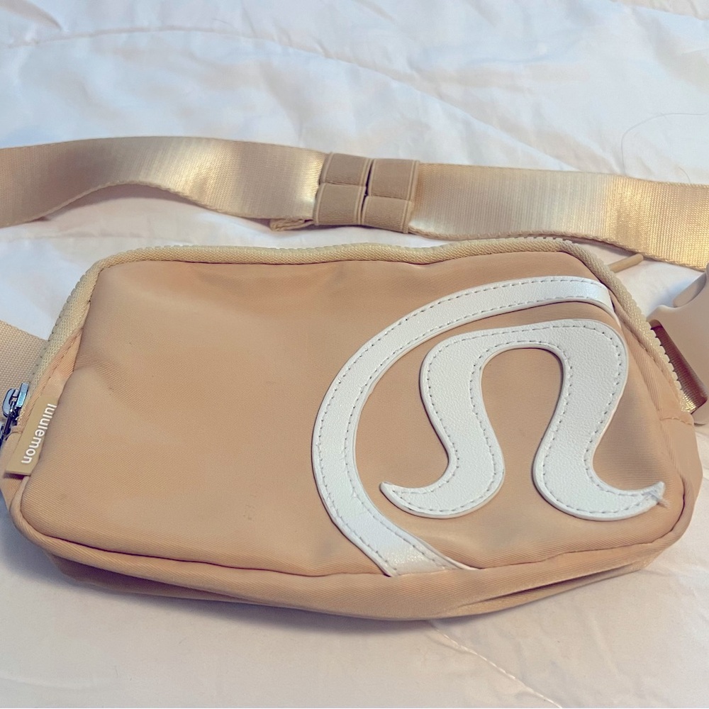 *SOLD* Lululemon Everywhere Belt Bag 1L